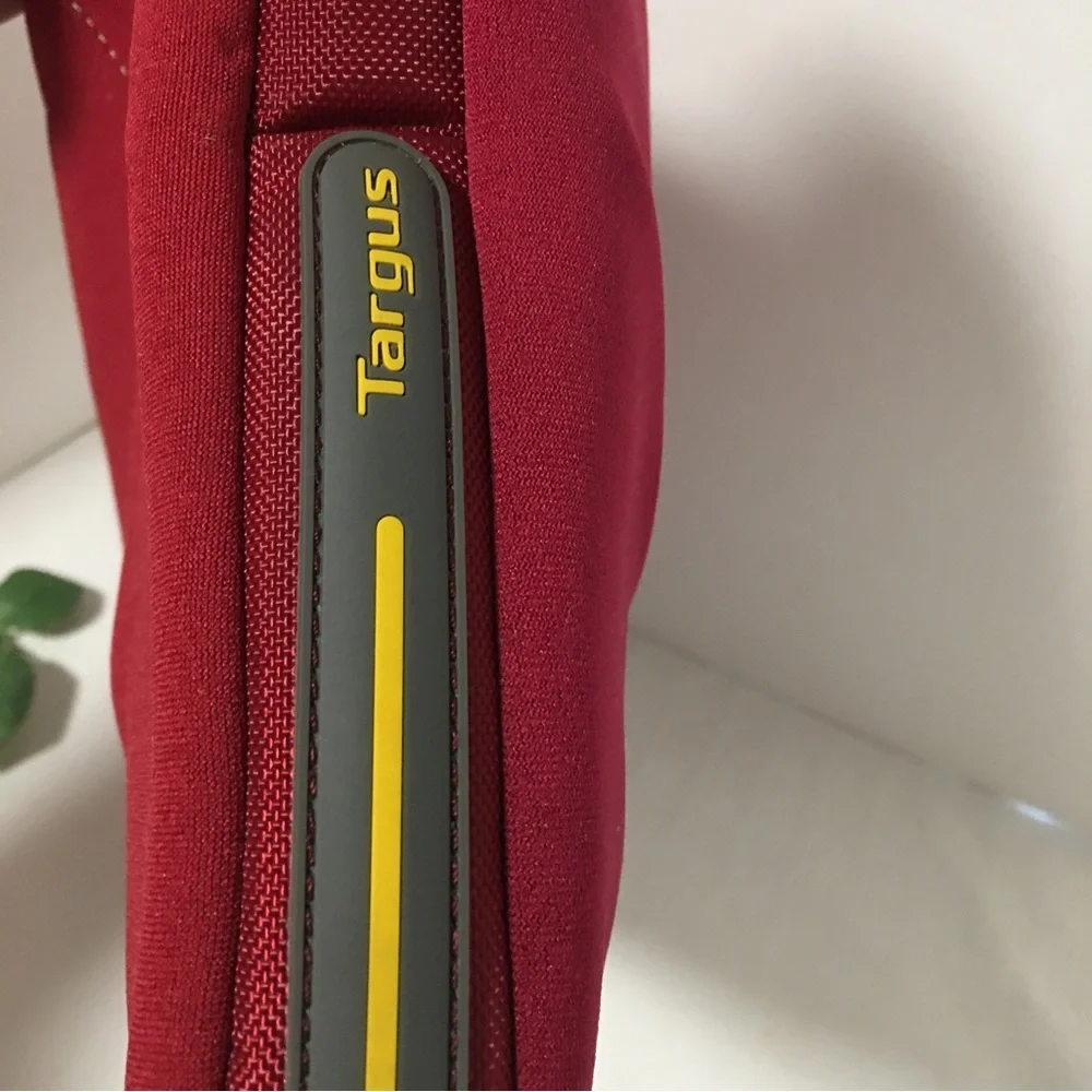 Targus laptop sleeve protector case red zips closed 15” EUC